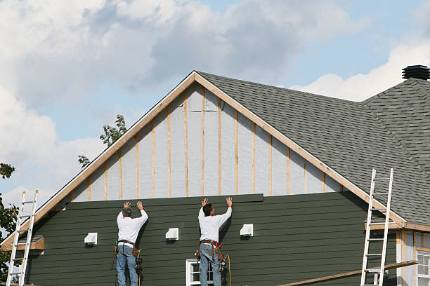 Professional Siding technician working in Monroeville, IN